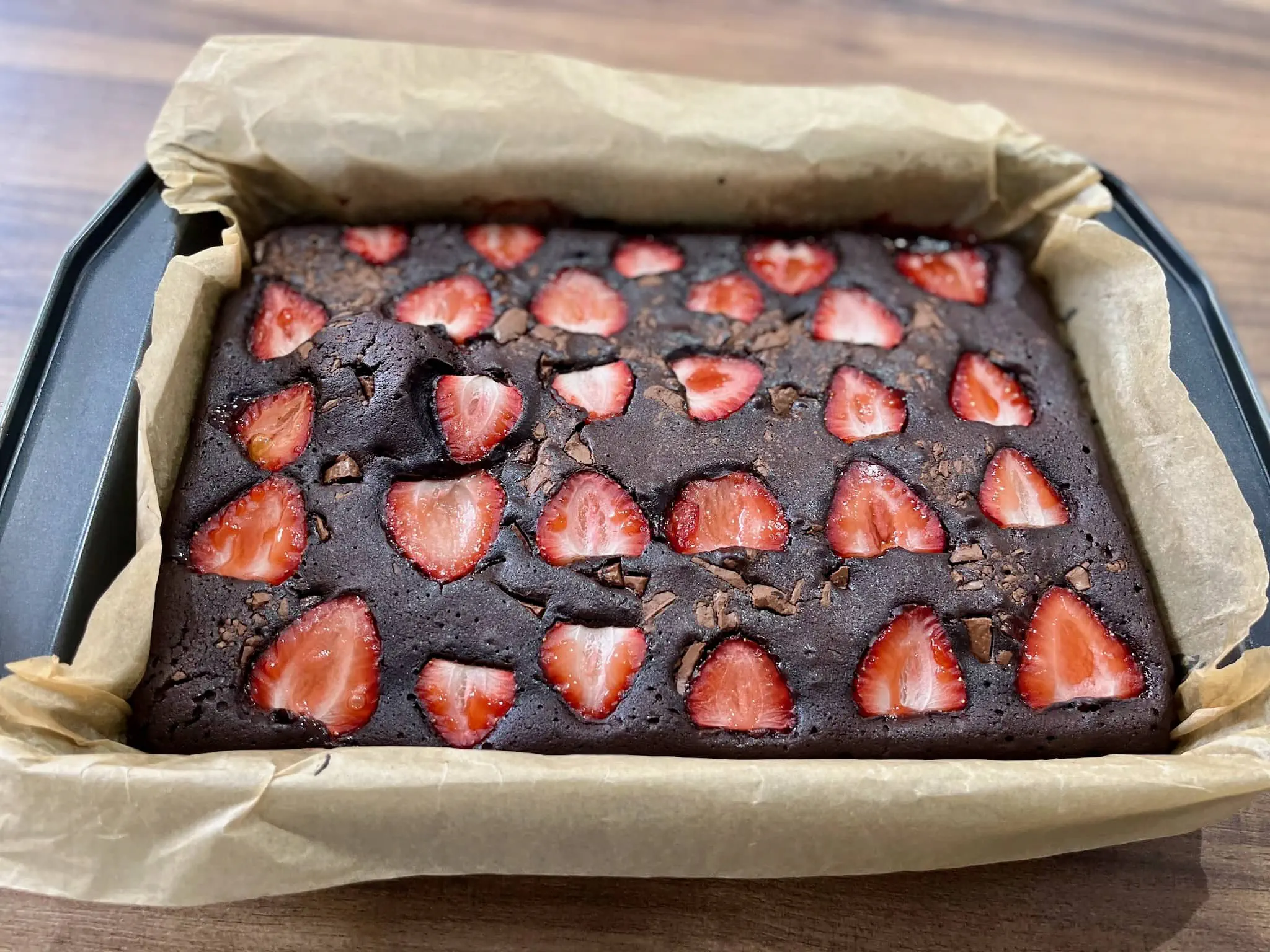 Brownie truskawkowe pięknie upieczone, prosto z piekarnika