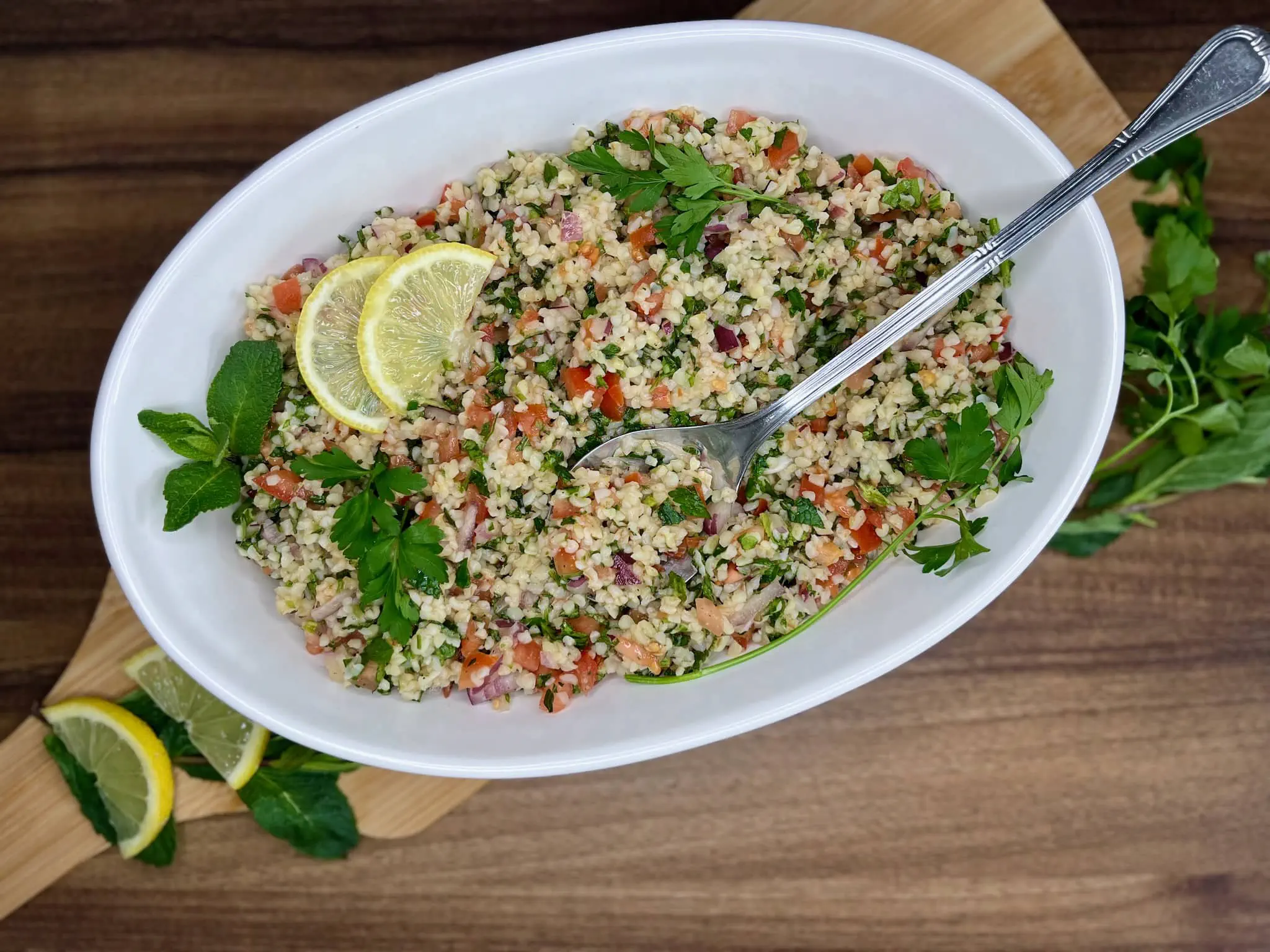 Wszystkie składniki wymieszane tworząc pyszny Tabbouleh
