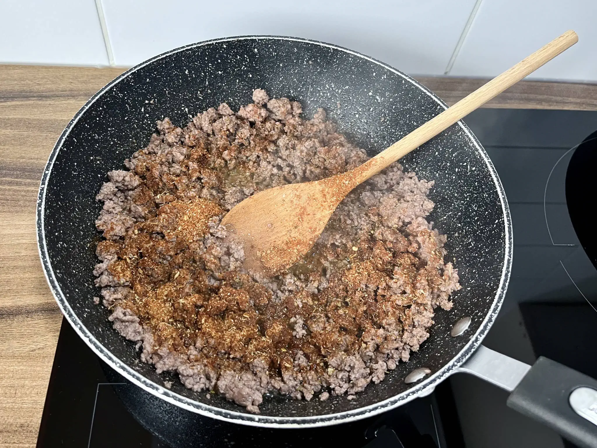 Zarumienione mięso na patelni z dodatkiem domowej przyprawy do taco