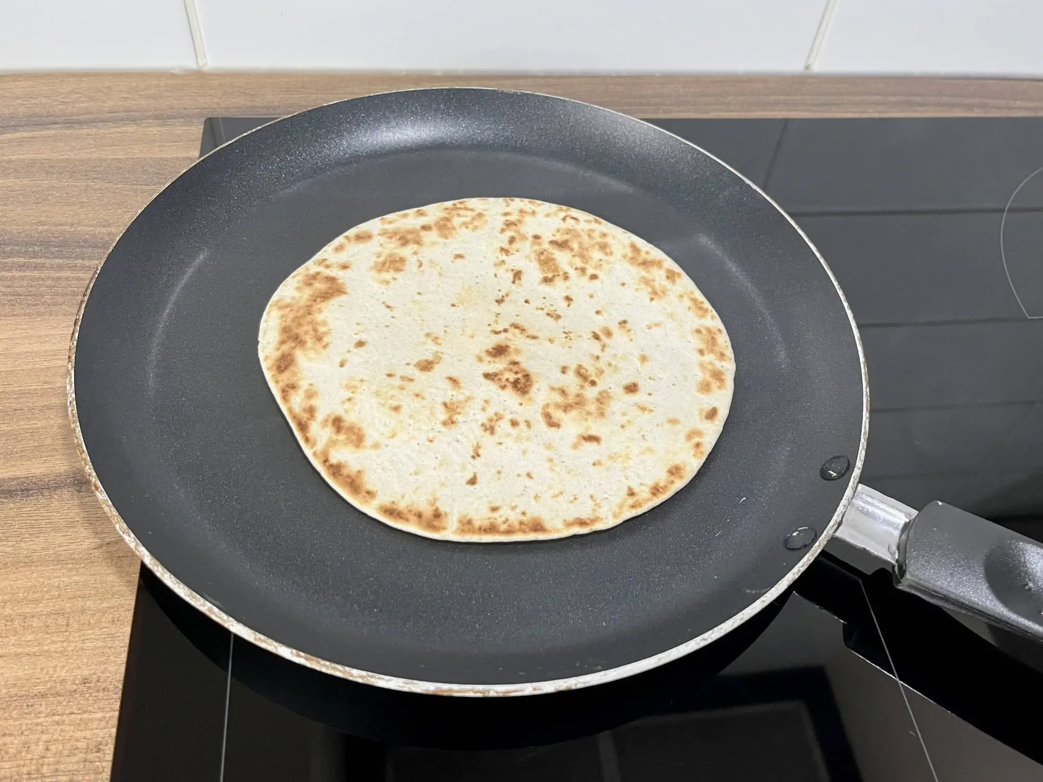Podgrzewanie i tostowanie mini wrapa tortilla na płaskiej patelni