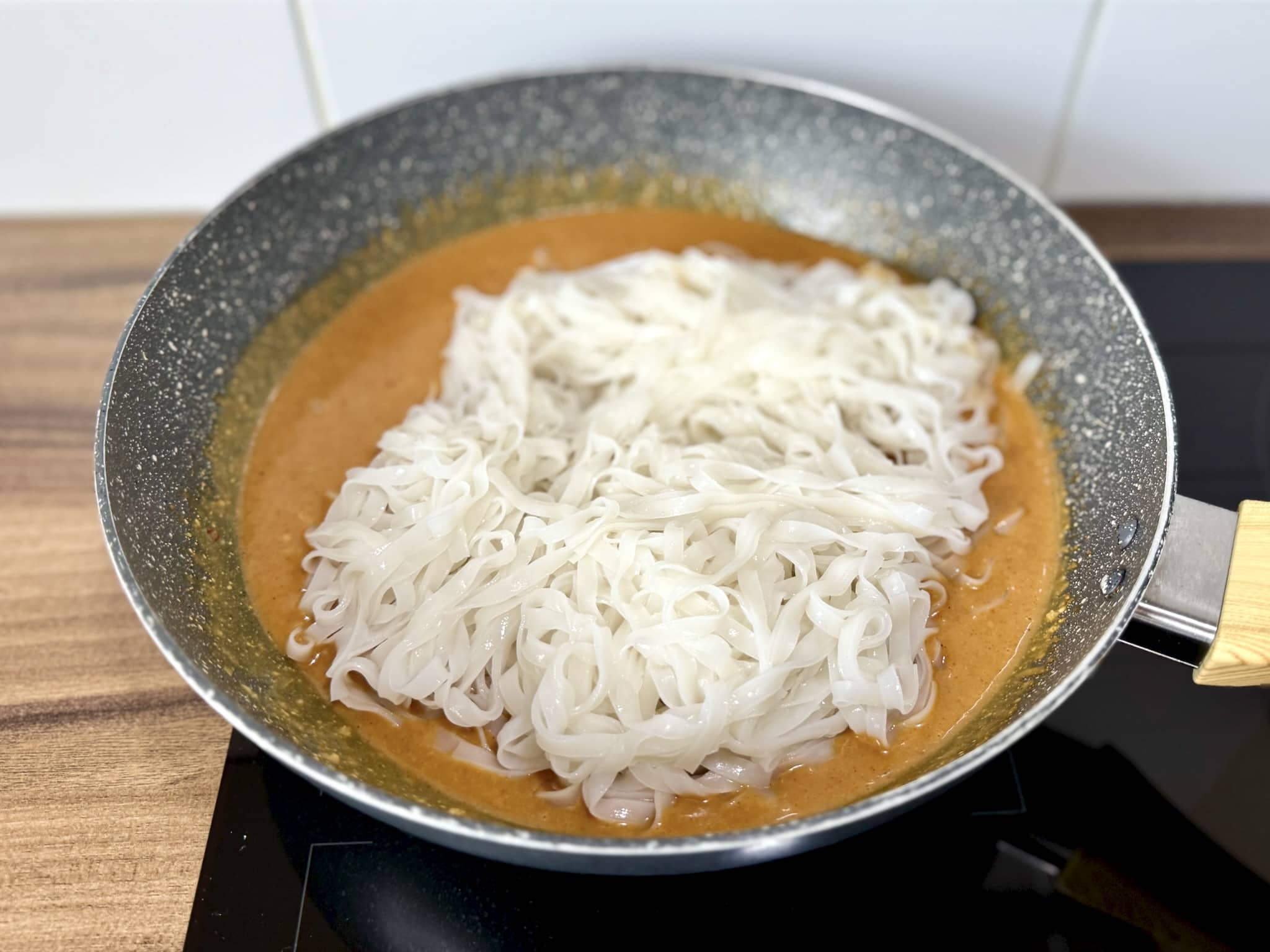 Makaron ryżowy dodany do tajskiego sosu
