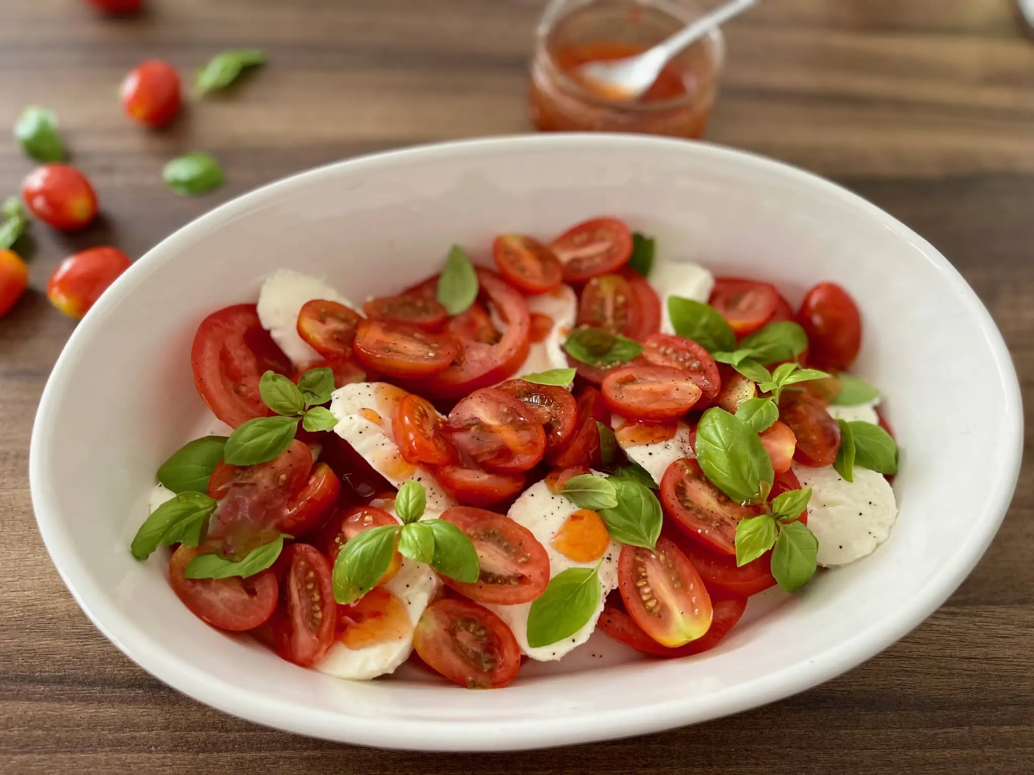 Sałatka z Pomidorów i Mozzarelli w misce, polana słodkim sosem chilli