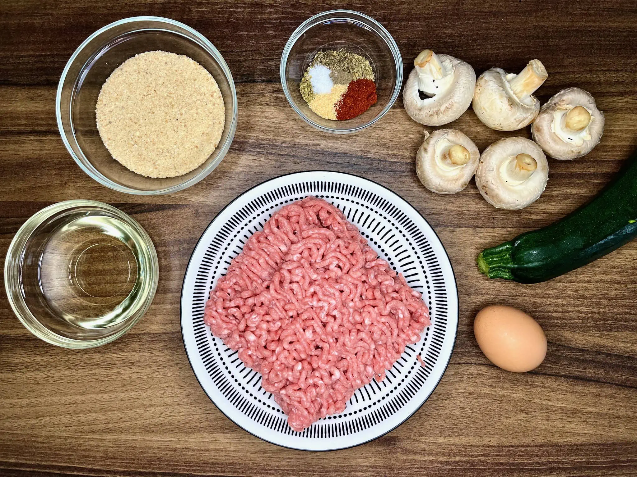 Wszystkie składniki przygotowane na blacie, gotowe do przygotowania Kotlecików z Indyka z Sosem Ogórkowym