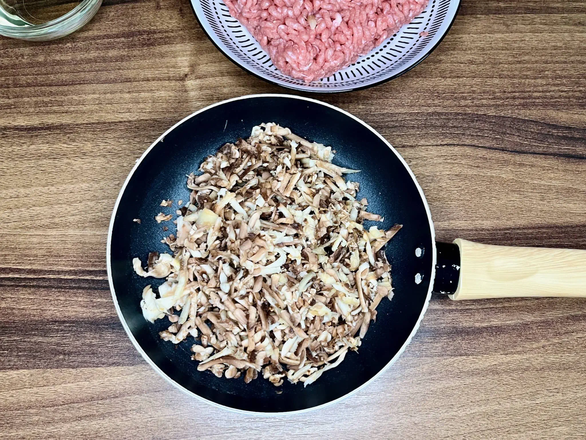 Pieczarki starte i na patelni, tuż przed smażeniem