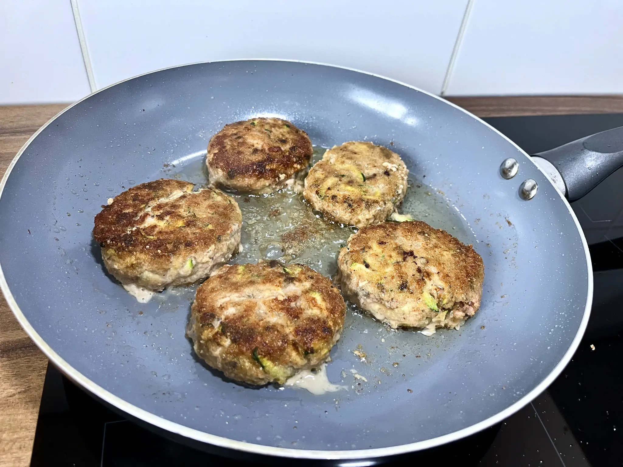Kotleciki mięsne smażone na patelni