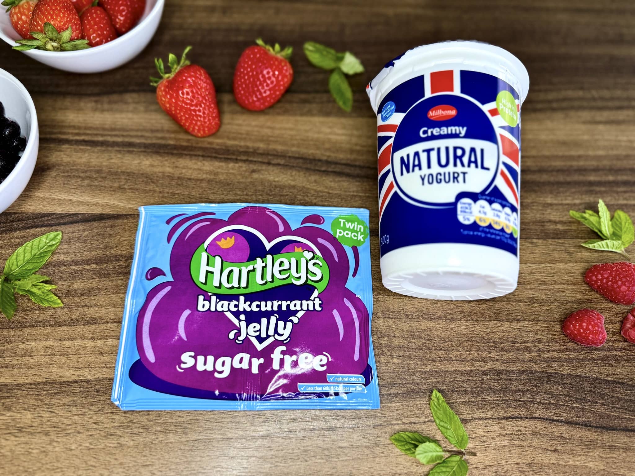 Galaretka Hartley’s i jogurt naturalny na blacie stołu