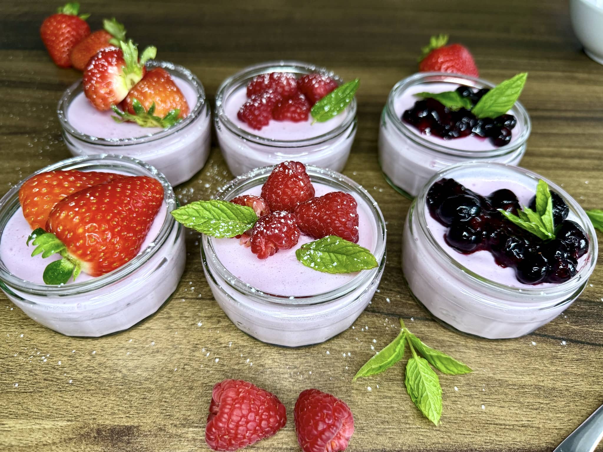 Ładnie stężały i udekorowany pudding z musu jogurtowego