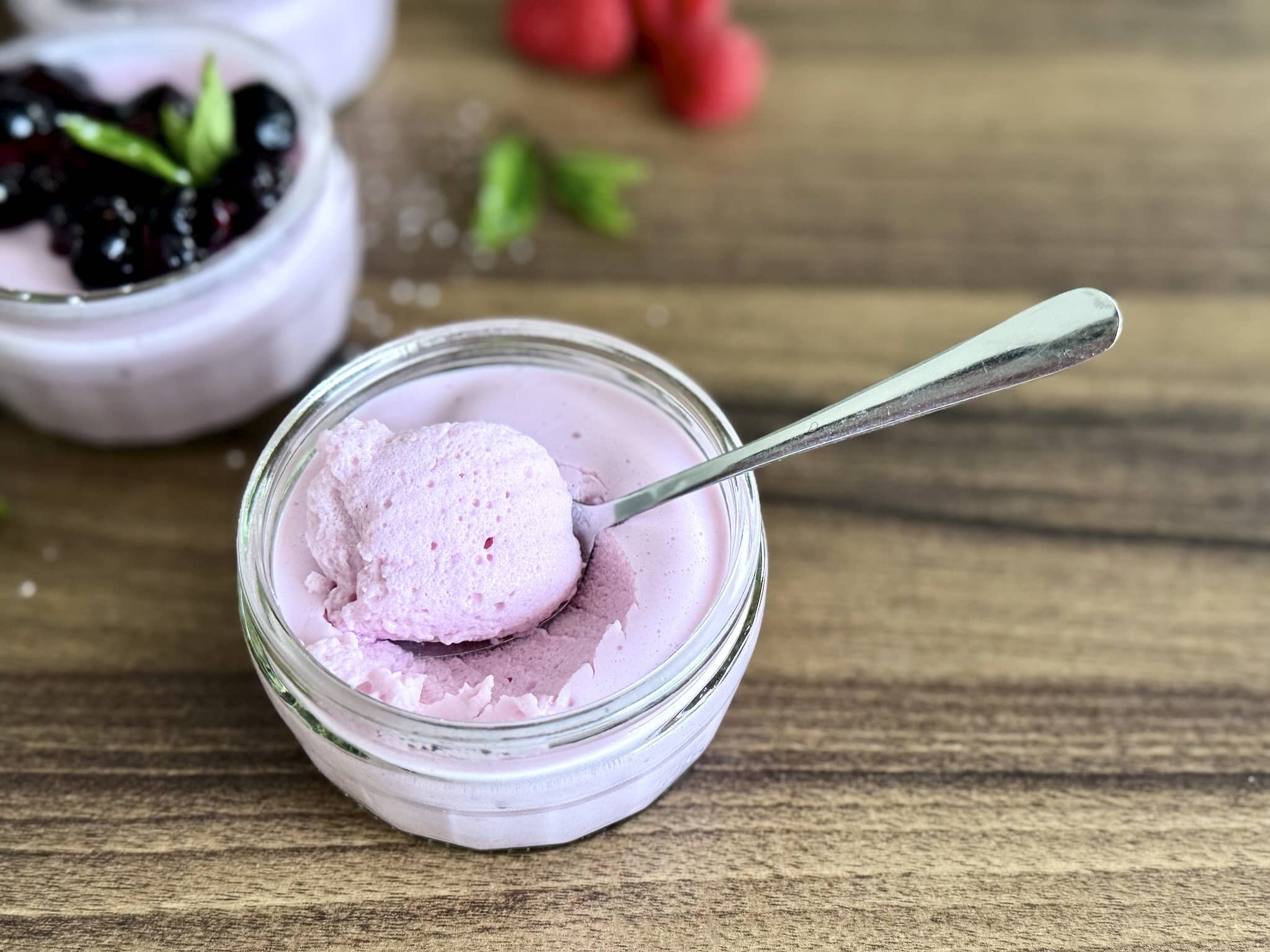 Gładki pudding z musu jogurtowego z łyżką w środku
